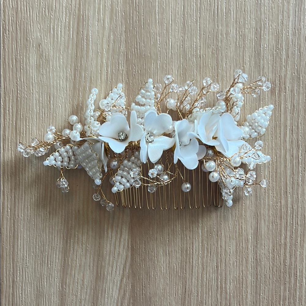 Elegant Gold and White Floral Hair Comb